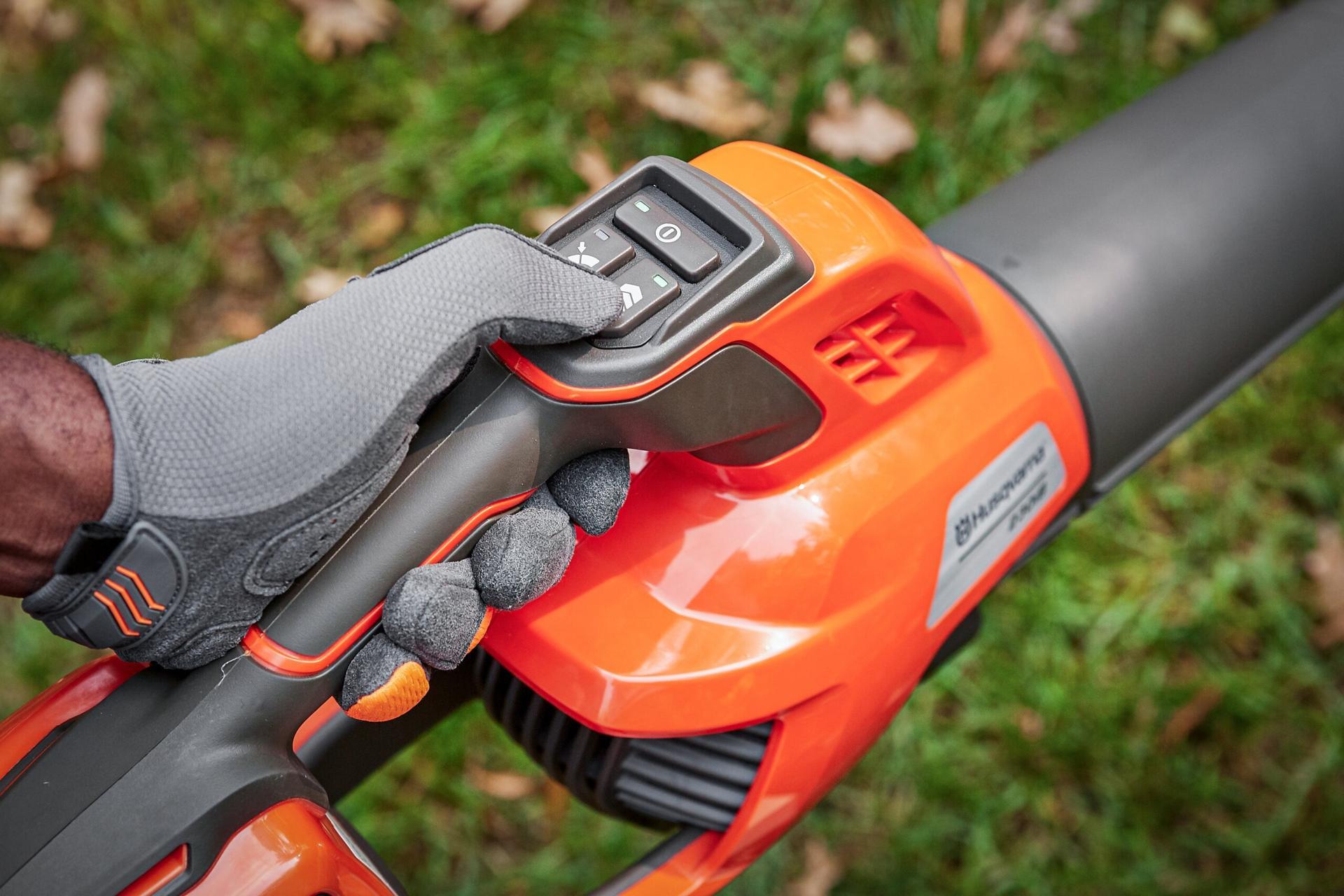 Husqvarna 230iB akkulehtipuhallin akulla ja laturilla - Image 3